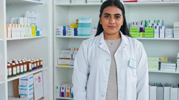 Egy Női Gyógyszerész Portréja Egy Gyógyszertárban Egy Egészségügyi Szakember Áll — Stock videók