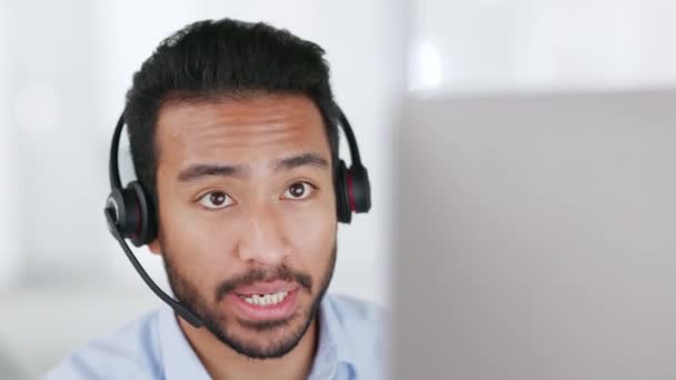 Een Mannelijk Call Center Telecom Agent Blij Glimlachend Het Verstrekken — Stockvideo