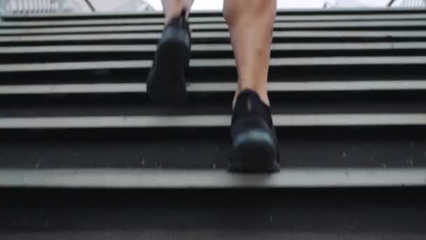 Fit Man Running Jogging Steps Bridge City Outdoors Closeup Legs — Vídeo de stock