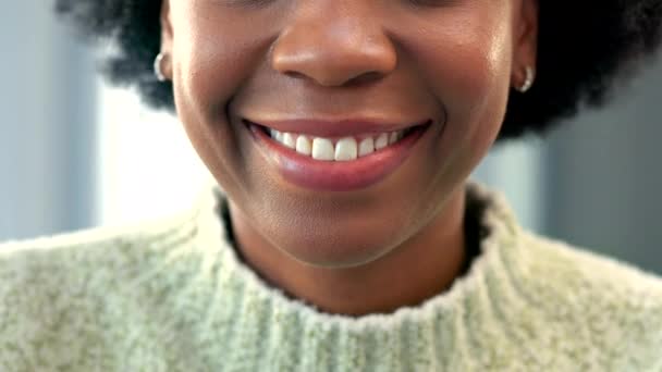 Щаслива Дівчина Посміхається Прямими Зубами Рот Крупним Планом Жінки Ідеальним — стокове відео