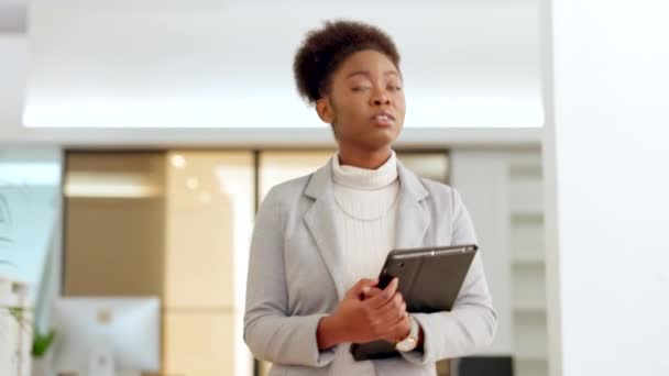 Confident African Executive Walking Boardroom Professional Female Director Company Leader — Vídeos de Stock