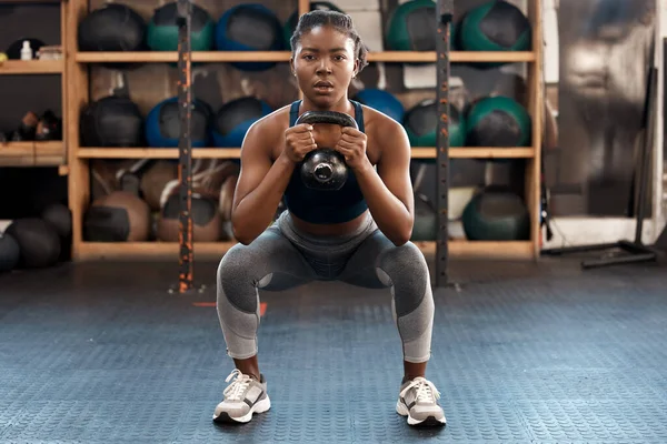 Sacrificing Comfort Growth Sporty Young Woman Exercising Kettlebell Gym —  Fotos de Stock