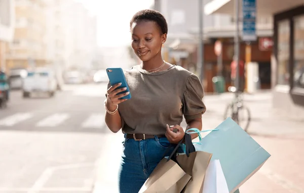 Next Attractive Young Woman Using Her Cellphone While Shopping City — Stock fotografie