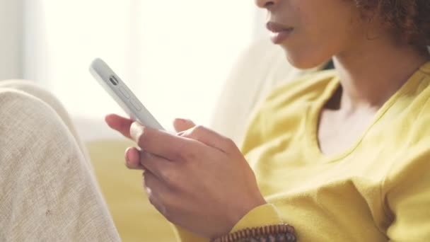 Леді Відповідає Текстове Повідомлення Розкриття Жіночих Рук Смс Повідомлень Телефону — стокове відео