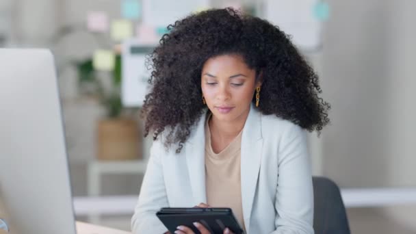 Portrait Black Business Woman Using Tablet Smiling Laughing While Working — Vídeos de Stock