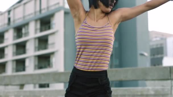 Carefree Woman Dancing Urban Setting Dusk Beautiful Young Female Fitness — Vídeo de stock