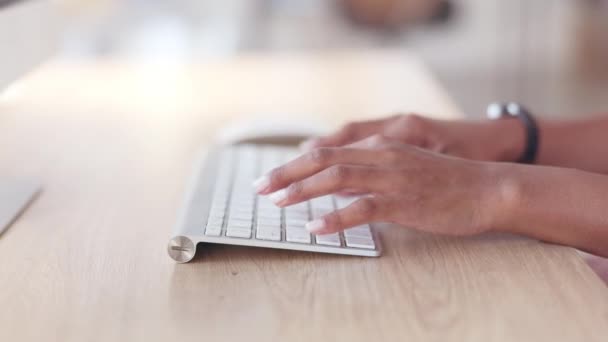 Großaufnahme Einer Geschäftsfrau Die Auf Einer Computertastatur Vor Einem Holzhintergrund — Stockvideo