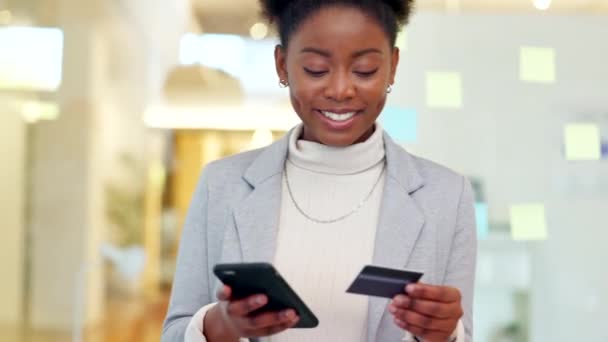 Woman Using Phone Bank Card Make Online Payment Standing Office — Αρχείο Βίντεο