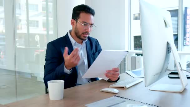 Confused Corporate Finance Accountant Looking Frustrated While Analyzing Financial Reports — Αρχείο Βίντεο