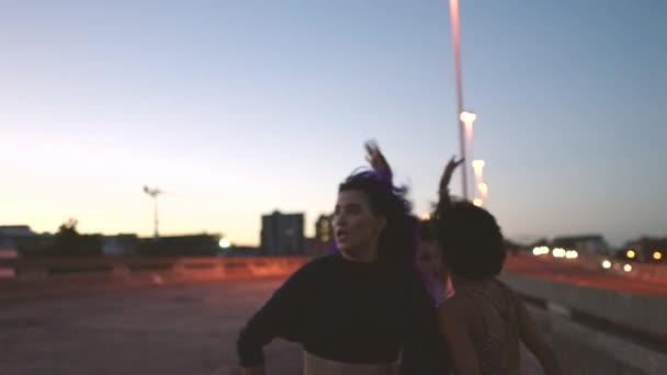 Nowoczesne Tancerki Tańczące Ulicy Miasta Przy Cichej Autostradzie Młodzi Modni — Wideo stockowe