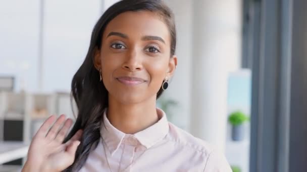 Pewna Siebie Młoda Bizneswoman Wyglądająca Szczęśliwą Sukcesu Swojej Kariery Biurze — Wideo stockowe