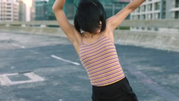 Gün Batımında Şehirde Koreografi Pratiği Yapan Asabi Serbest Stil Dansçısı — Stok video