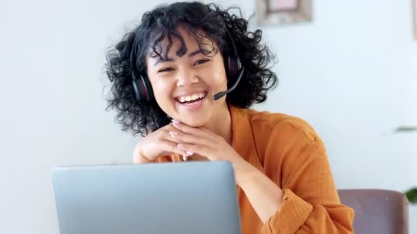 Portrait Friendly Call Center Agent Using Headset While Consulting Customer — Stockvideo