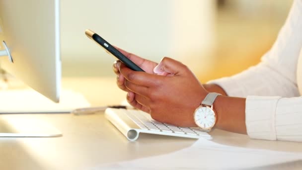 Großaufnahme Einer Geschäftsfrau Die Einem Büro Telefon Sms Schreibt Hände — Stockvideo