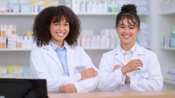 Portrait Two Proud Confident Pharmacists Arms Crossed Pharmacy Dispensing Counter — Vídeo de Stock