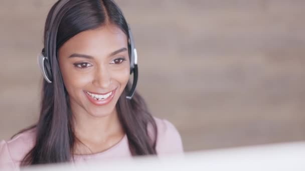 Call Center Customer Support Agent Talking Client Using Headphones While — Vídeos de Stock