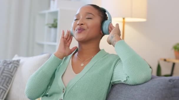 Kobieta Słuchająca Muzyki Słuchawkach Tańcząca Czująca Ekspresję Zwiększoną Serotoniną Salonie — Wideo stockowe