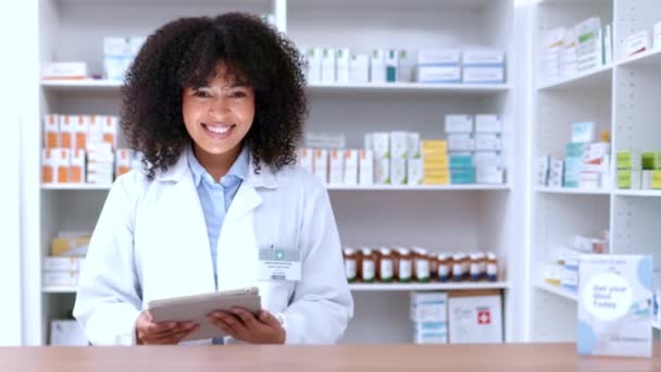 Portret Szczęśliwego Farmaceuty Pracującego Tablecie Cyfrowym Ladą Apteki Kobieta Korzystająca — Wideo stockowe