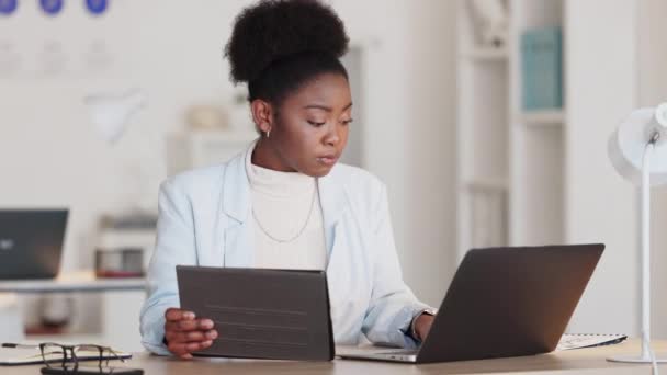 Software Analist Typen Laptop Digitale Tablet Tijdens Het Analyseren Vergelijken — Stockvideo