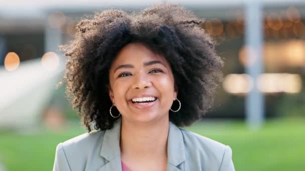 Portrait Laughing Reporter Afro Standing Friendly Facial Expression Sharing News — Vídeos de Stock