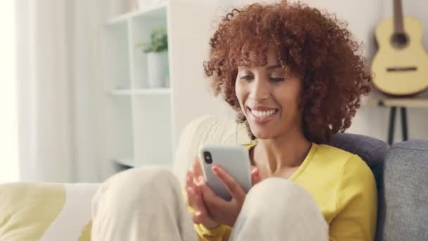 Surprised Woman Holding Phone Winning Lottery Amazed Female Afro Saying — Stock video