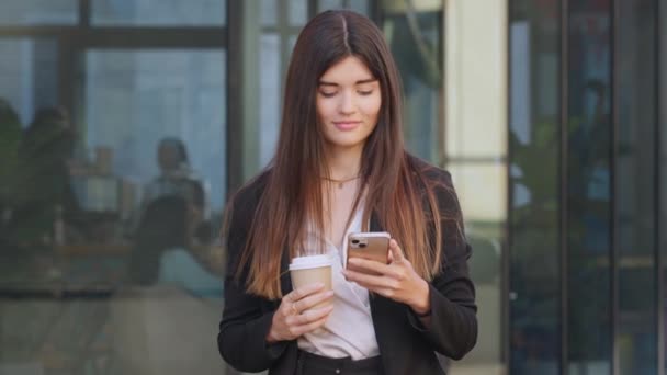 Smiling Young Female Banker Using Phone City Stylish Financial Marketer — Vídeo de Stock