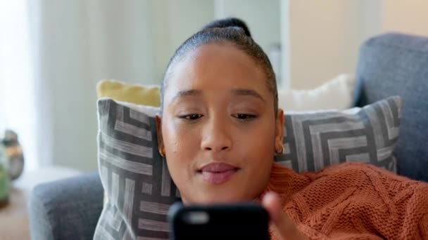 Щаслива Молода Жінка Використовує Телефон Лежачи Дивані Всередині Вітальні Випадкова — стокове відео
