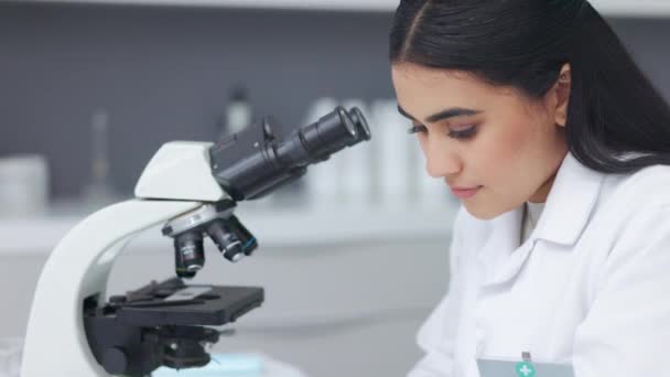 Female Scientist Using Microscope Research Lab Young Biologist Biotechnology Researcher — Stockvideo