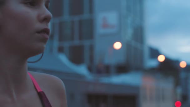 Sportowa Kobieta Biegająca Biegająca Nocą Miejskim Mieście Poważny Sportowy Sportowiec — Wideo stockowe