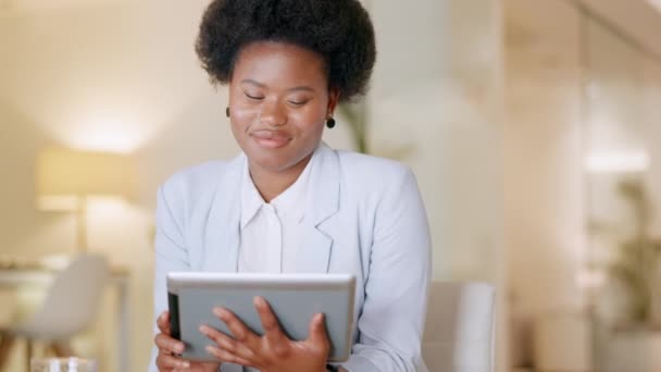 Business Woman Browsing Digital Tablet Using Online Technology Software Monitor — Stock videók