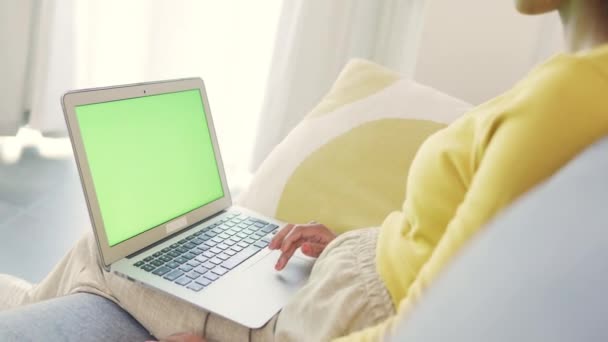 Woman Scrolling Browsing Online Laptop Green Screen While Relaxing Couch — 图库视频影像