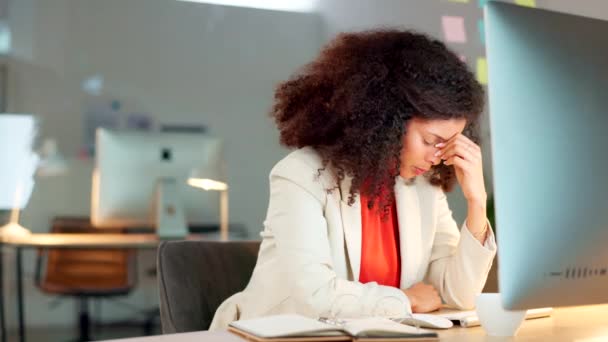 Marketing Agent Suffering Headache Migraine While Working Finish Deadlines Desktop — стоковое видео