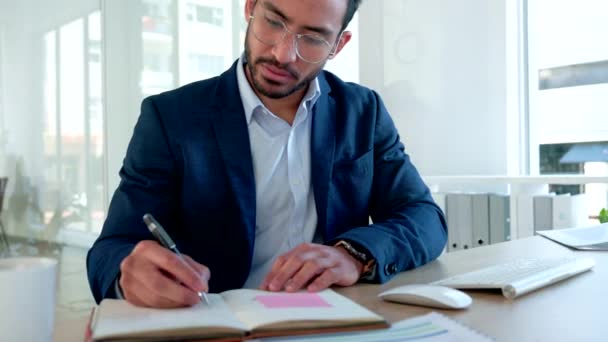 Advertising Agent Writing Notebook Planning Creative Project While Working Desktop — Αρχείο Βίντεο