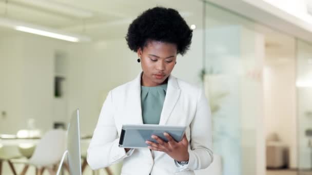 Confident Financial Advisor Holding Digital Tablet Showing Friendly Facial Expression — Video Stock