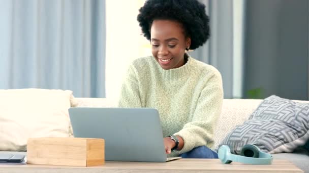 Afro Woman Trading Investing Stock Market Using Her Laptop Distance — Vídeo de Stock