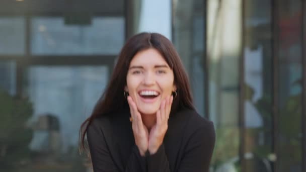 Portret Van Een Vrolijke Lachende Vrouw Die Verrast Keek Naar — Stockvideo