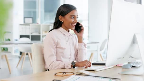 Business Woman Talking Phone While Working Computer Office Dedicated Happy — Vídeo de stock