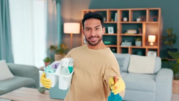 Lustiger Junger Mann Der Sein Haus Putzt Und Spielerisch Ist — Stockvideo