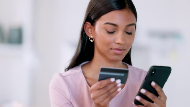 Telefondaki Kadın Evde Online Alışveriş Bankacılık Ekommerce Için Kredi Kartı — Stok video