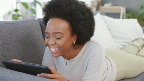 Nevető Afro Segítségével Digitális Tabletta Patak Vicces Filmek Online Előfizetéses — Stock videók