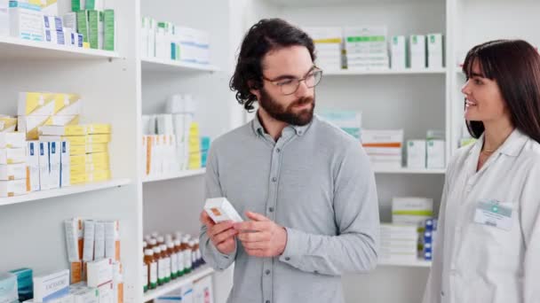 Nemocný Zákazník Kterému Pomáhá Lékárník Lékárně Mladý Muž Kupuje Léky — Stock video