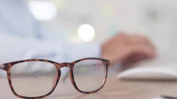 Sehbehinderte Berufstätige Die Eine Brille Tragen Ihre Verschwommene Sicht Beim — Stockvideo