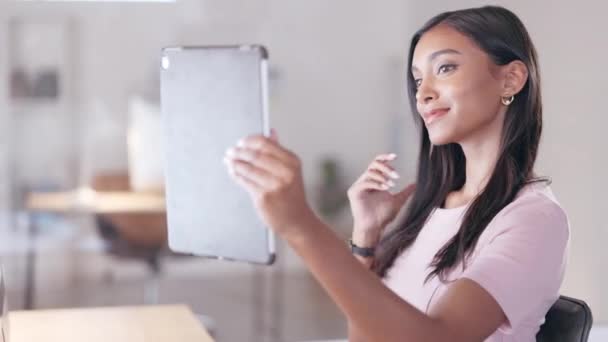 Young Happy Woman Taking Selfie Digital Tablet While Relaxing Office — Vídeo de stock