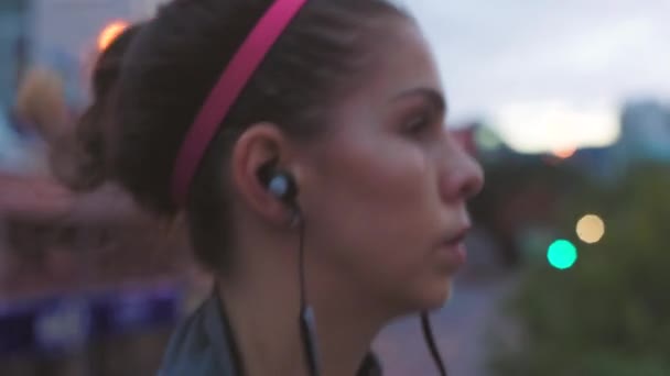 R18 Fit Woman Running Jogging City Outdoors Night Closeup Serious — стоковое видео