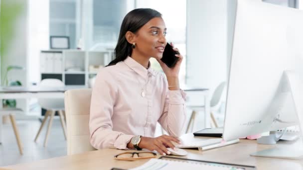 Młoda Bizneswoman Rozmawiająca Przez Telefon Podczas Pracy Nad Komputerem Biurze — Wideo stockowe