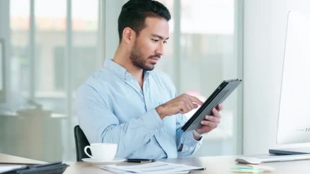 Confident Manager Business Owner Browsing Digital Tablet Online While Sitting — Vídeo de stock