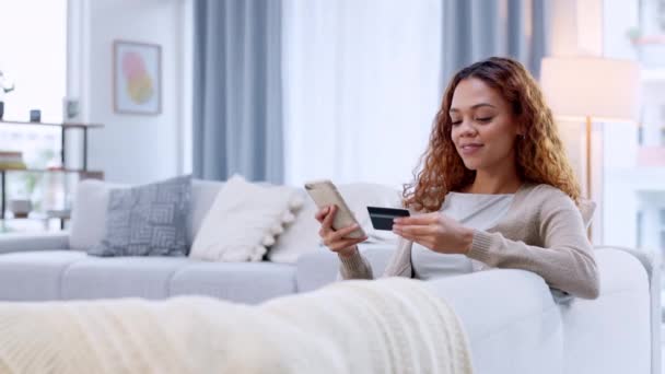 Credit Card Holder Making Online Purchase Her Phone Sofa Happy — Vídeos de Stock