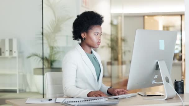 Serious Black Business Woman Looking Focused While Working Computer Modern — Vídeos de Stock