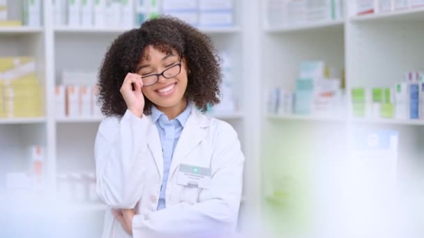 Friendly Female Pharmacist Bright Smile Help Patients Dispensary Portrait Happy — Vídeo de Stock