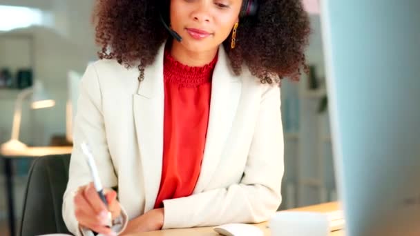Genç Kadını Ofiste Çalışmakla Meşgul Kariyerini Ilerletmek Için Teknolojiyi Ciddi — Stok video